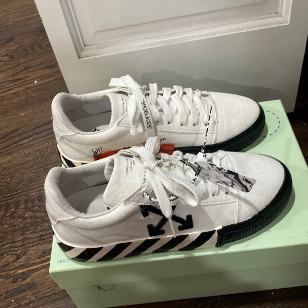 Off-WhiteVulcanized Low-Top Sneakers worn once looks never used great condition